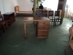 Escritorio de 4 cajones